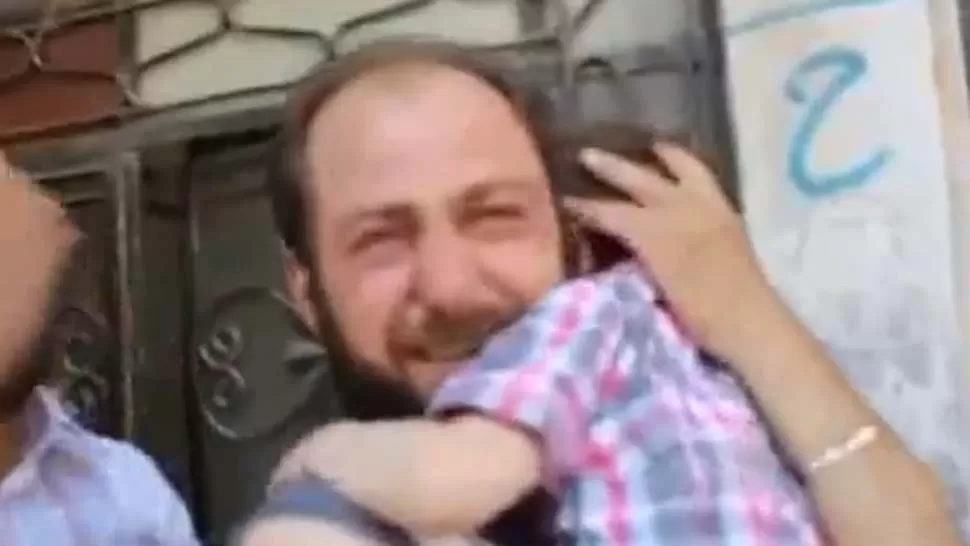 EMOCION. El hombre estalla en llanto cuando le entregan al niño. CAPTURA DE PANTALLA