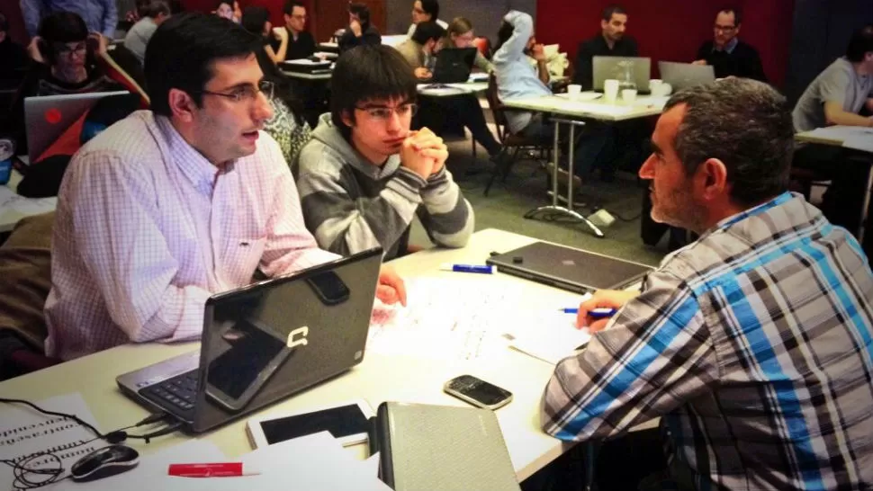 EQUIPO DE LA GACETA. Héctor Colombo, Matías Mendoza e Indalecio Sánchez, en Clarín. FOTO TOMADA DE TWITTER / @EDITORSNET 