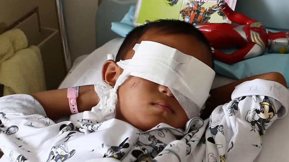 TRISTE. El niño preguntó por qué estaba oscuro y por qué no había amanecido. FOTO TOMADA DE ELHERALDO.HN