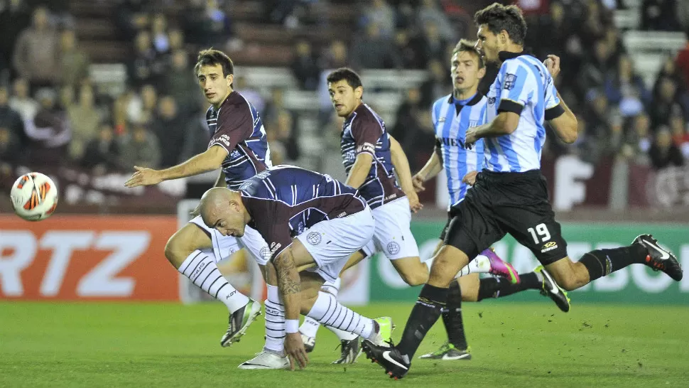 SE VIENE EL GOL. La jugada previa al primer gol de Lanús, en el partido que le ganó a Racing por 2 a 0. TELAM