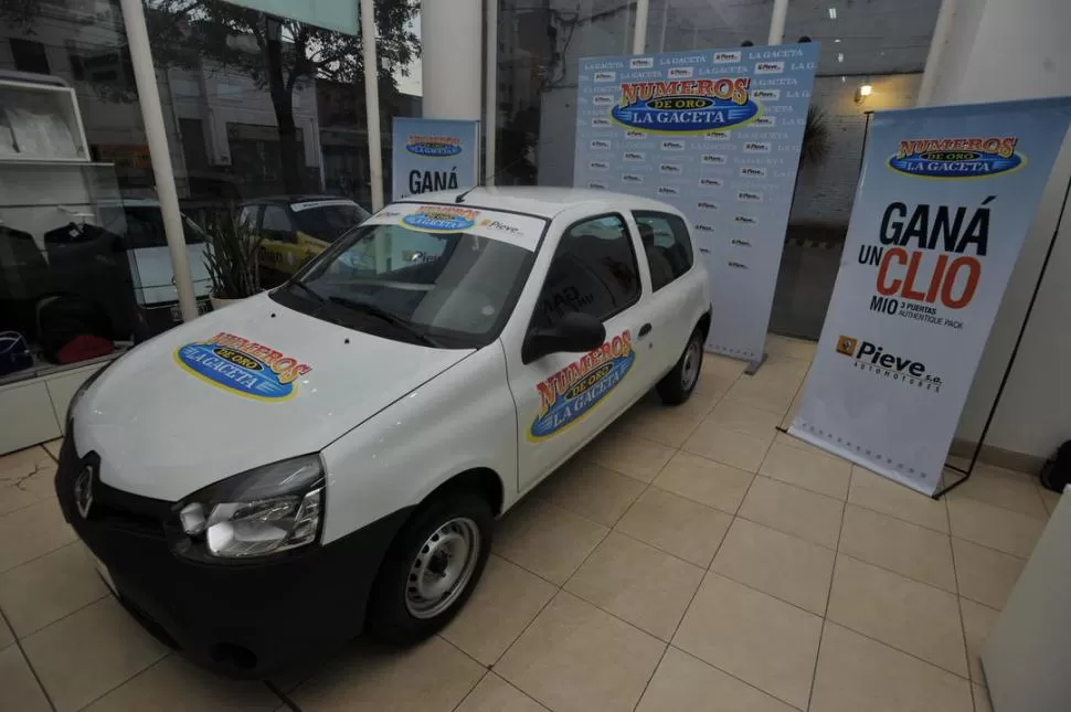 ESTE ES EL AUTO. El Renault Clío Mío 0km que será sorteado está expuesto en la concesionaria Pieve. LA GACETA / FOTO DE DIEGO ARáOZ