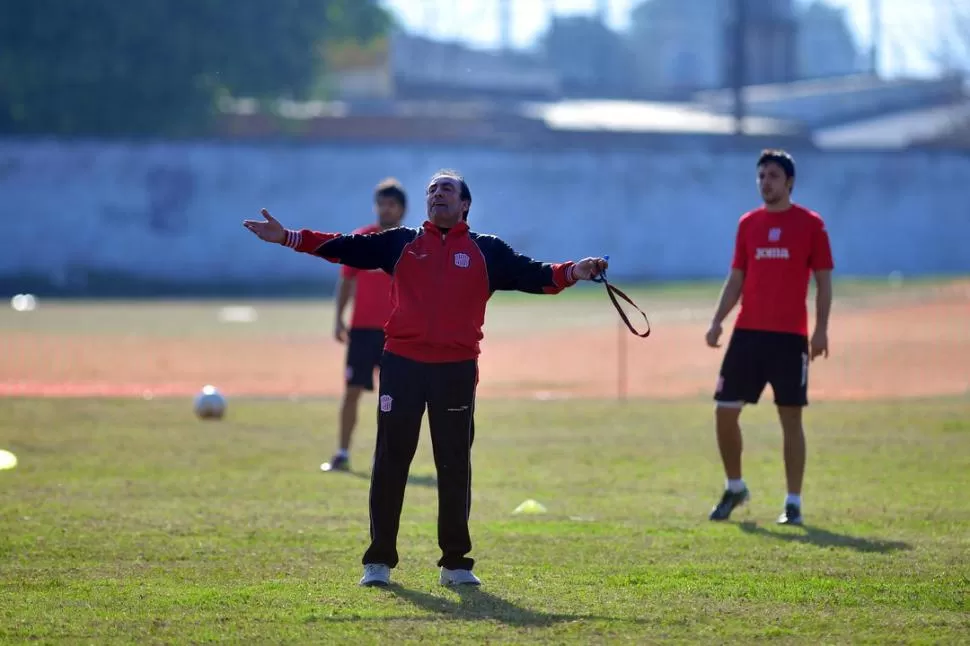 ALTERNATIVA. Carlos Roldán no descartó un posible cambio de esquema de juego en el partido contra Chaco For Ever. 