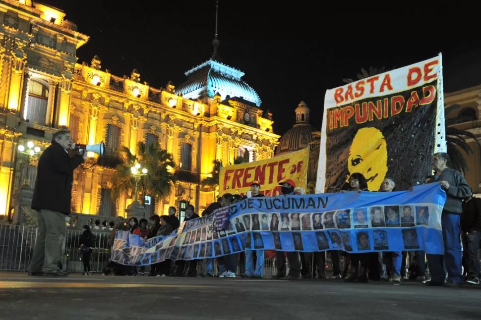 FRENTE A LA CASA DE GOBIERNO. Con megáfono en mano, Alberto Lebbos criticó al alperovichismo. LA GACETA / FOTO DE DIEGO ARAOZ