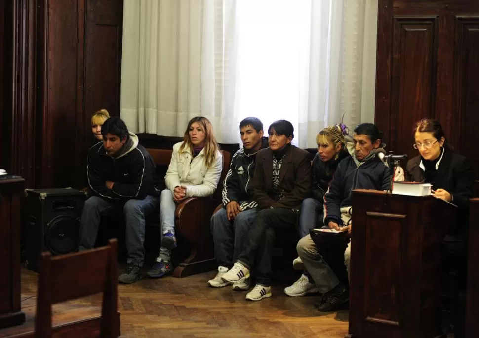 EN EL BANQUILLO. Los siete imputados por el crimen de Tránsito Arriola. LA GACETA / FOTO DE JORGE OLMOS SGROSSO