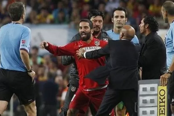 Arda Turan podría ser sancionado por simular dispararle al árbitro