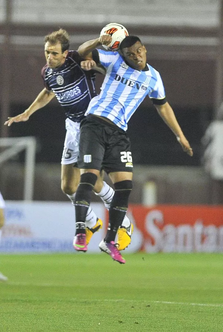 LUCHA EN LO ALTO. Leandro Somoza y Roger Martínez no se dieron tregua. 