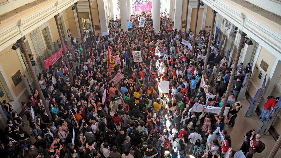 TODO CUBIERTO. Los estudiantes se instalaron en el hall del Rectorado. LA GACETA / FOTO DE FRANCO VERA