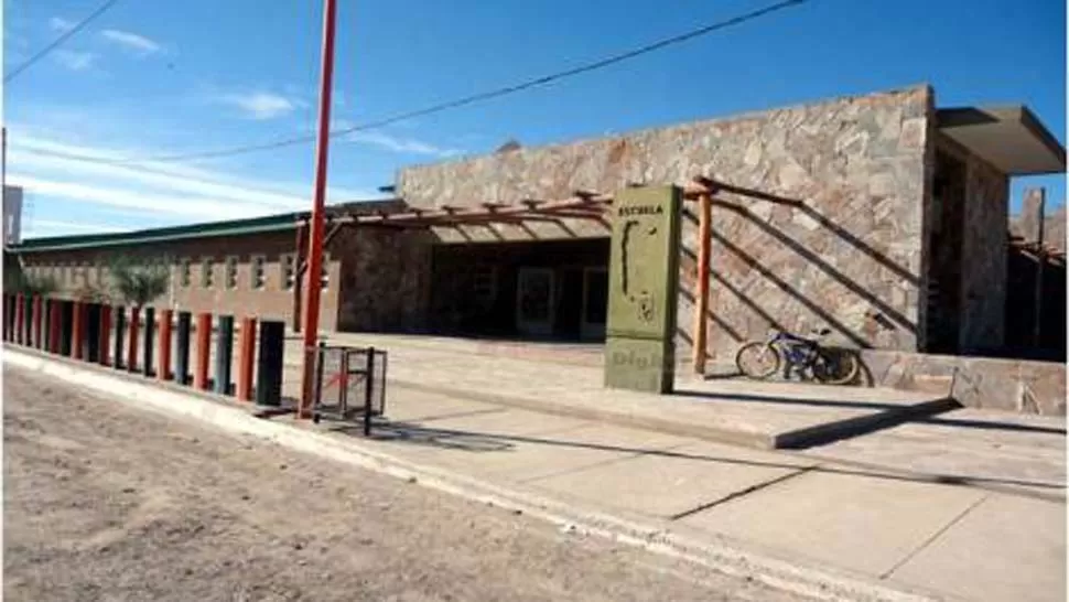 FIAMBALÁ. Los policías no pudieron entrar a la escuela, según denunciaron los padres de dos alumnos. FOTO TOMADA DE ELANCASTI.COM