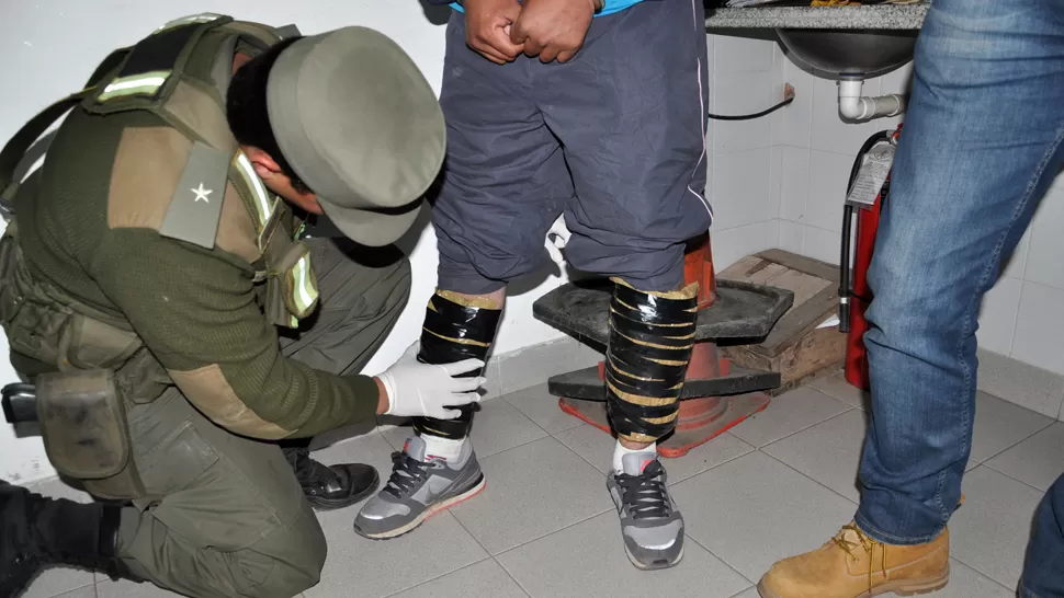 MODALIDAD. Los detenidos llevaban la droga disimulada a modo de canilleras. FOTO GENTILEZA PRENSA GENDARMERÍA NACIONAL