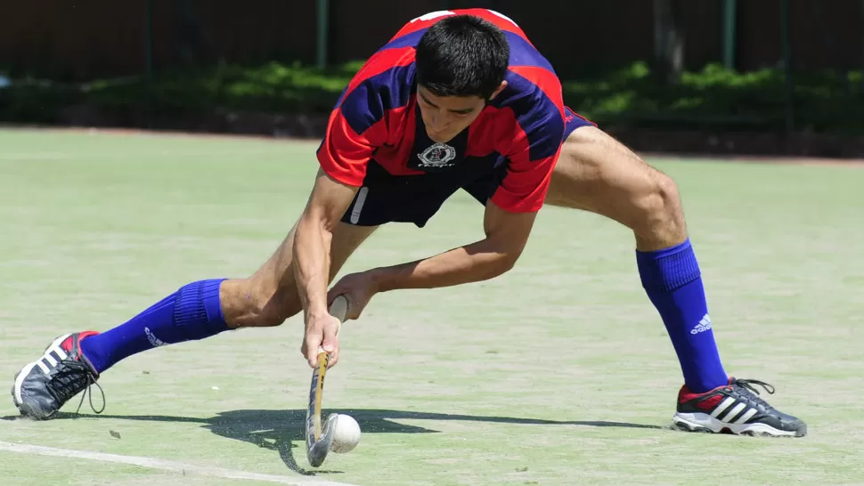 APORTÓ LO SUYO. El volante azzurro, Takesi Shiroma, marcó uno de los goles en el partido ante Gimnasia y Tiro de Salta. FOTO DE JORGE OLMOS GROSSO / LA GACETA