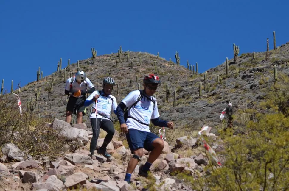 EN DESCENSO. Los aventureros desafiaron el mirador ubicado en la cumbre del Cerro Negro, a 3.298 metros de altura. 