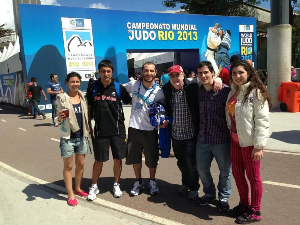 ACOMPAÑADO. Emma -tercero- está con sus hermanas, su hermano, su papá y su entrenador en el torneo, Omar Soraire. 