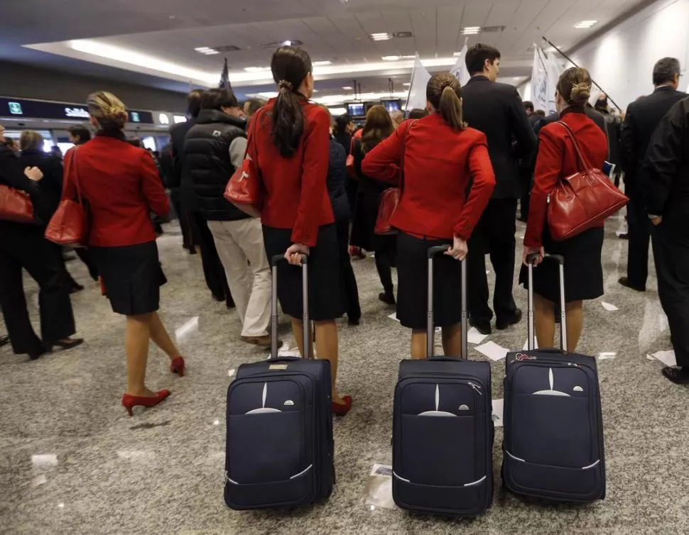 EN AEROPARQUE. Los empleados de LAN aguardan una salida a la situación que pone en vilo sus puestos. REUTERS