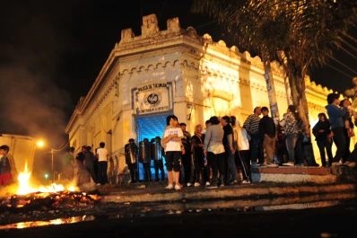 Protesta frente a la comisaría de Alderetes