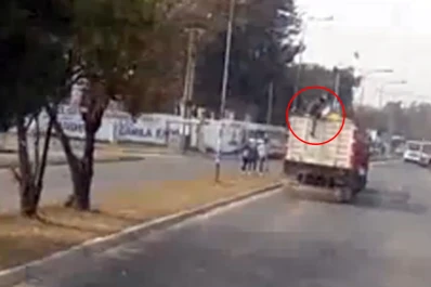 Robó limones de un camión en movimiento y quedó filmado