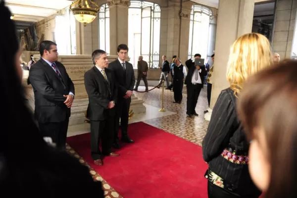 Letrados celebran su día con flores y espinas