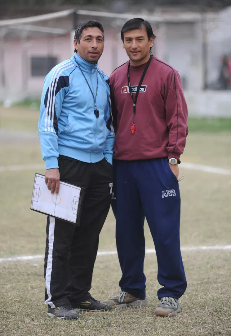 OPTIMISMO. El técnico Carlos Mauricio García y el profe Elio Cabral se ilusionan en hacer historia en los cuervos. 