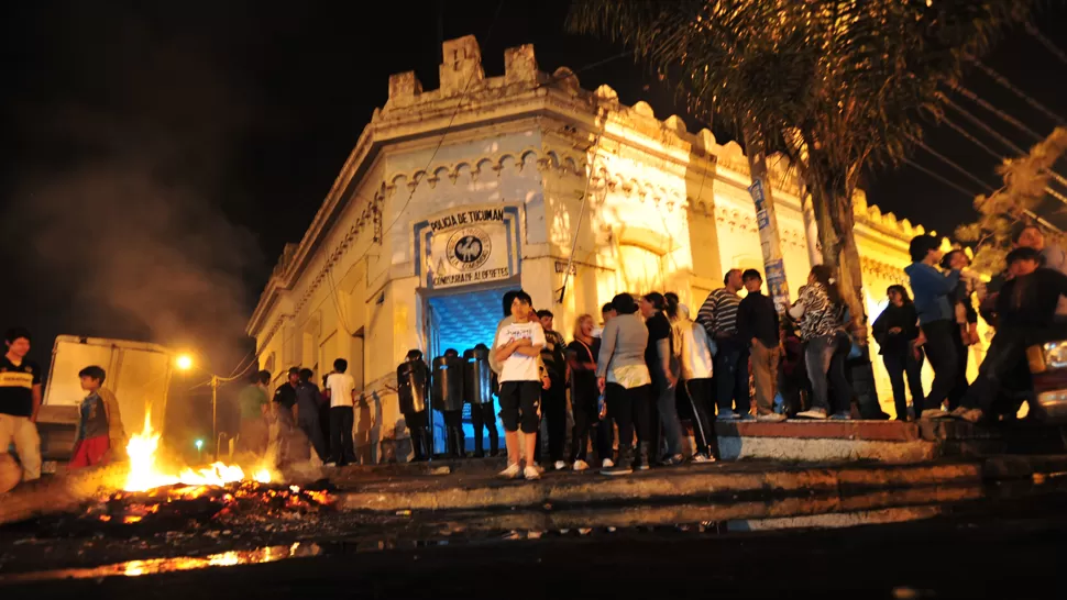 REACCIONES. Quemaron cubiertas frente a la dependencia policial. LA GACETA / FOTO DE DIEGO ARáOZ
