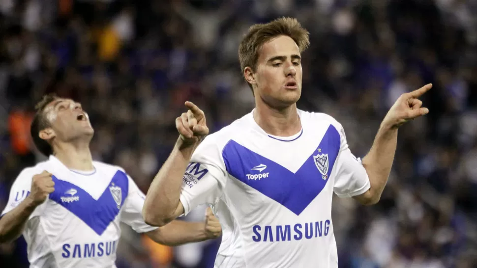 FESTEJO FORTINERO. Ezequiel Rescaldani celebra el gol que anotó a los 28 minutos de la primera parte, que le abrió el camino a Vélez para vencer a Belgrano 2 a 0. DYN