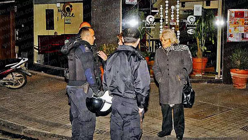 INSEGURIDAD. Los clientes de un bar fueron sorprendidos por delincuentes que se llevaron sus pertenencias. FOTO TOMADA DE ELDIA.COM.AR