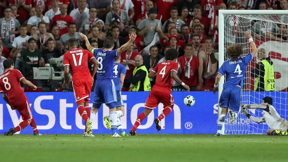 EN LA AGONÍA. A segundos del final del tiempo suplementario, Martínez forzó los panales. REUTERS