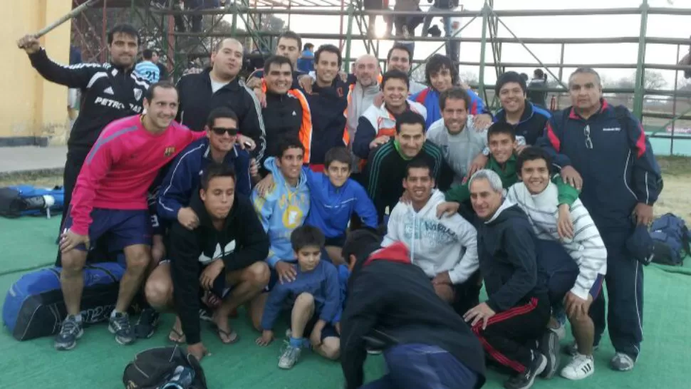 DISTENDIDOS. Los jugadores de CC   y el cuerpo técnico posan para la foto luego del partido. FOTO DE BELÉN GOMEZ CUENCA