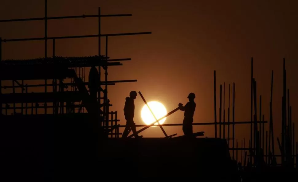 SE HIZO LA NOCHE. Los constructores deben esperar más tiempo de lo habitual para acumular el cemento. REUTERS