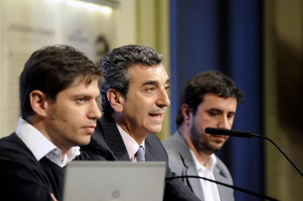 DESALOJO. Kicillof, Randazzo y Lipovich, en la conferencia de prensa de ayer. DYN