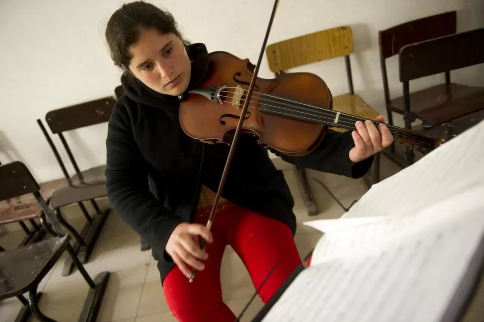 ENTRENAMIENTO PERMANENTE. María José ensaya todas las tardes. Durante algunas, después de la escuela, practica con la orquesta. El resto de los días toca la viola en su casa. LA GACETA / FOTO DE JORGE OLMOS SGROSSO 