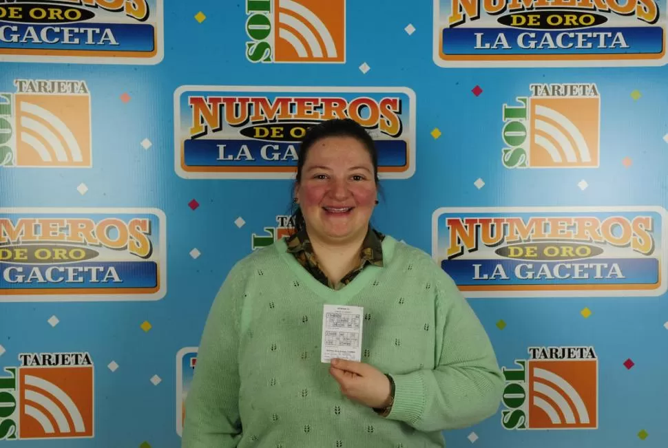 UNICA. Ana Beatriz muestra la grilla con la que ganó los $60.000. LA GACETA / FOTO DE DIEGO ARAOZ - REUTERS