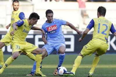 Lesionado y todo, Higuaín se estrenó como goleador