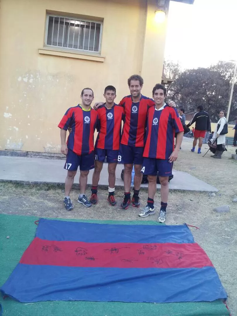 CON LA AZZURRA. Barreiros (izq.), Gilardi y Rey (der.), refuerzos de Los Leones, posan antes del partido con Shiroma.  