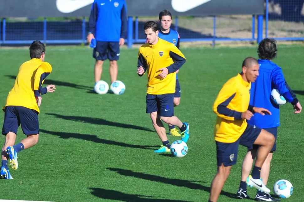 AL BANCO. Si bien en la semana practicó para los titulares, Gago sería suplente mañana ante Vélez, ¿jugará algunos minutos? 