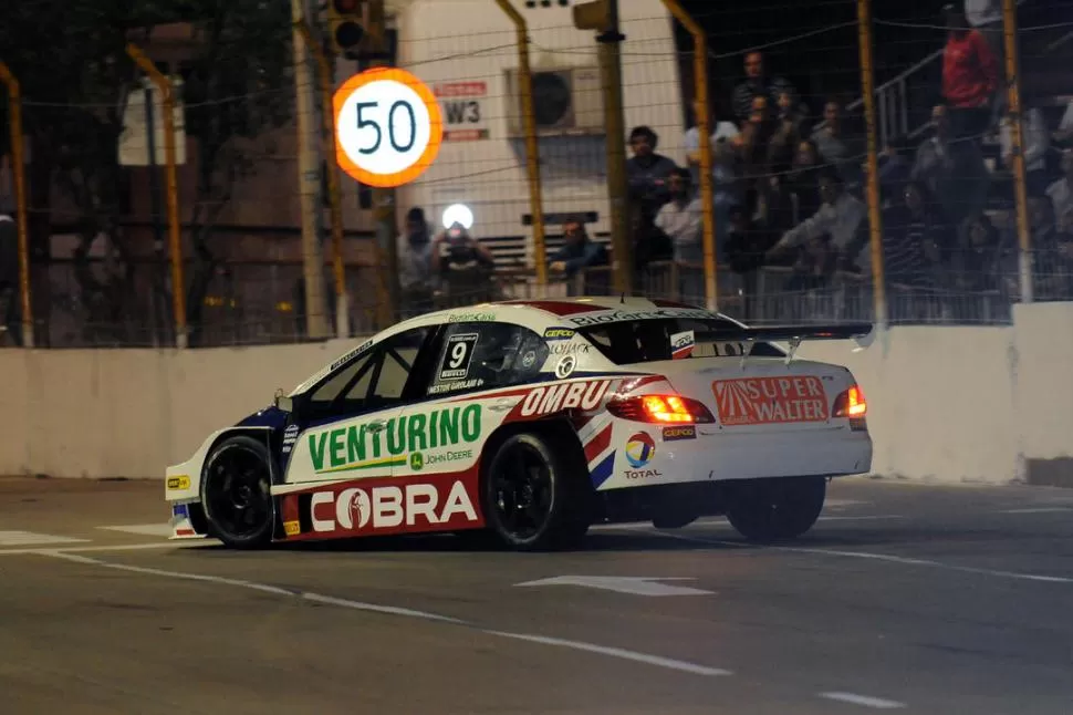 DESAFÍO SANTAFESINO. El año pasado hubo dos carreras: la diurna la ganó Matías Rossi, y la nocturna Néstor Girolami (foto). 