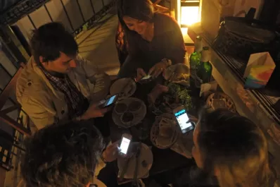 Por favor, dejá ese teléfono, estamos conversando