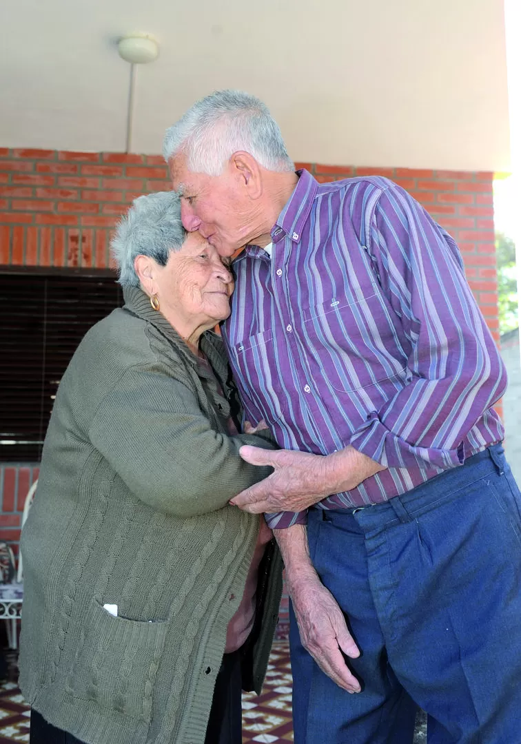 EL ABRAZO ETERNO. Don Augusto no imagina un día de su vida lejos de Manuela Flores; hace siete décadas le había declarado su amor por carta. LA GACETA / FOTO DE OSVALDO RIPOLL