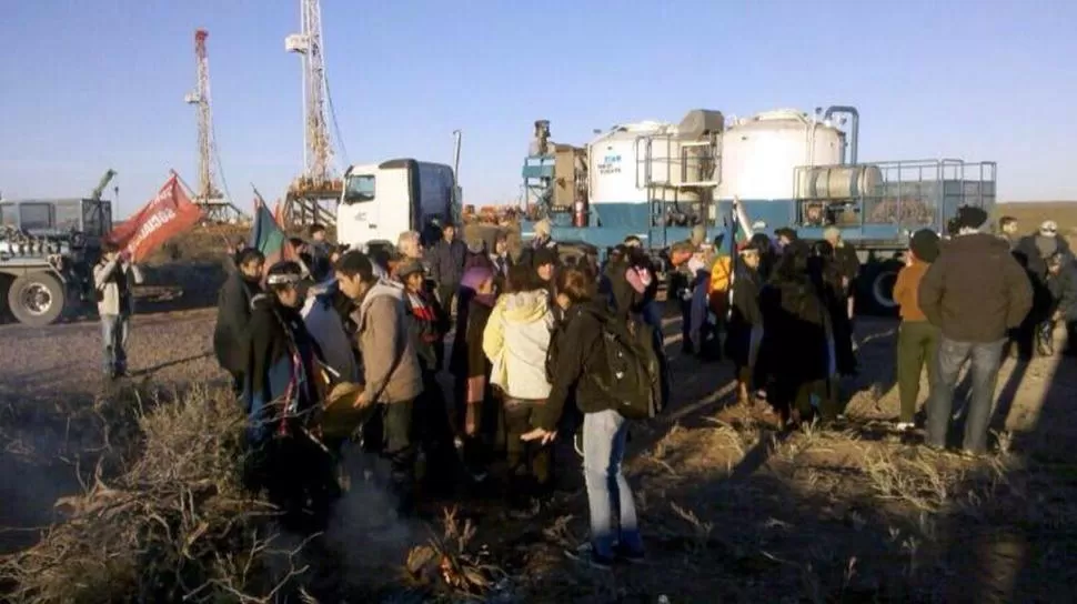 MANIFESTACIÓN. Miembros de la comunidad mapuche de los pueblos que rodean el yacimiento evitan, en la localidad de Añelo, el paso de máquinas. DYN (ARCHIVO)