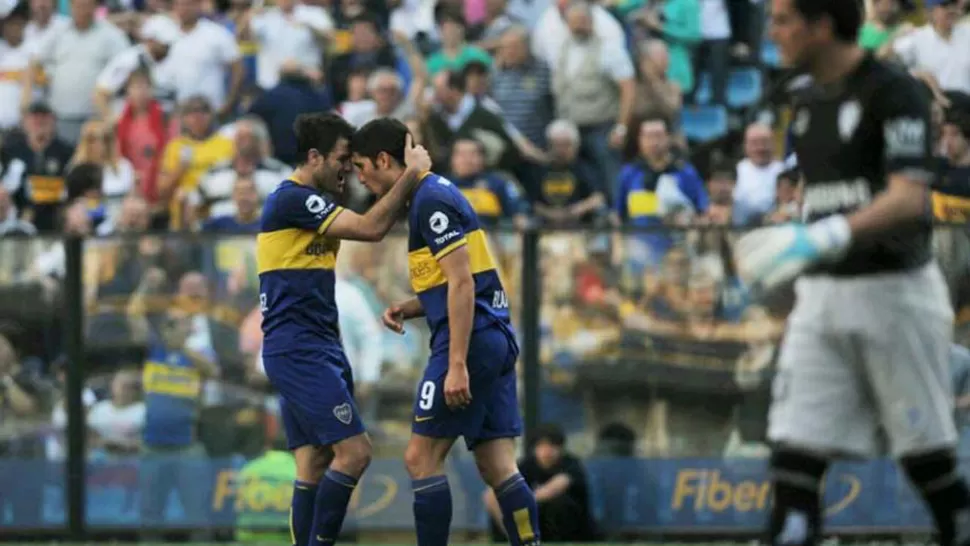 FESTEJO. Blandi y el Burrito Martínez celebran el segundo gol. FOTO TOMADA DE TN.COM.AR