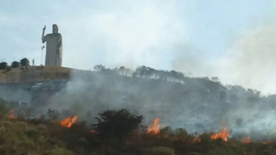 PELIGRO. Al igual que en Sierra de Medinas, cerca del Cristo de San Javier también se desataron incendios. LA GACETA