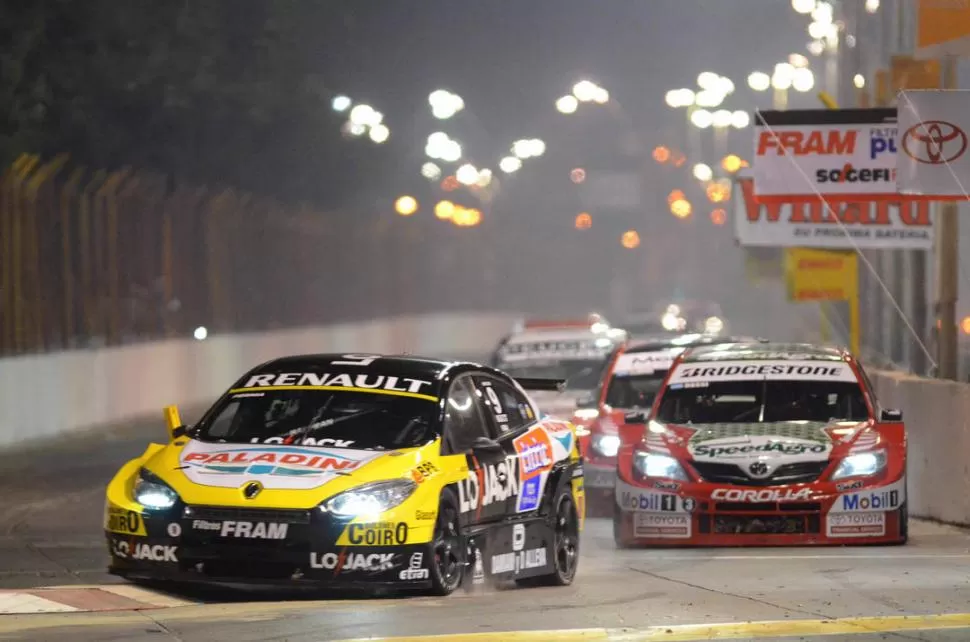 RUMBO A LO MAS ALTO DEL PODIO. Leonel Pernía marca el camino. Luego de superar con su Fluence al Corolla de Matías Rossi, el corredor tandilense conservó la vanguardia durante 30 vueltas, con estilo. 