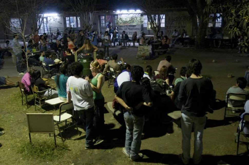 ASAMBLEA. Los estudiantes de Filo debatieron ayer por más de tres horas. LA GACETA / FOTOS DE INéS QUINTEROS ORIO