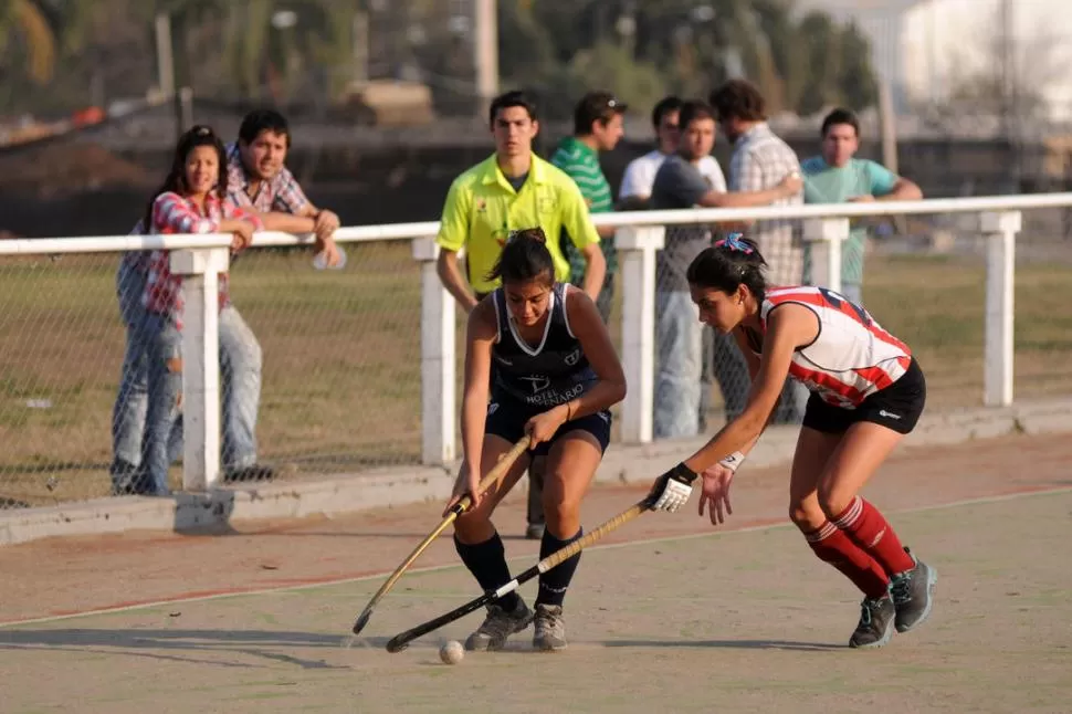 POR DERECHA. Florencia Carrizo, de la U, intenta superar a Sofía Jofre (SM). 