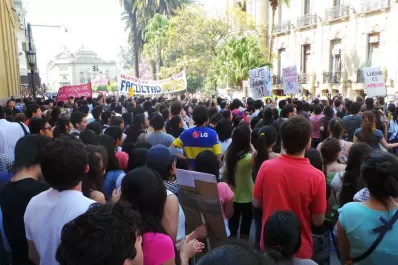 Estudiantes universitarios llevaron su protesta a la Casa de Gobierno y continúan con las tomas