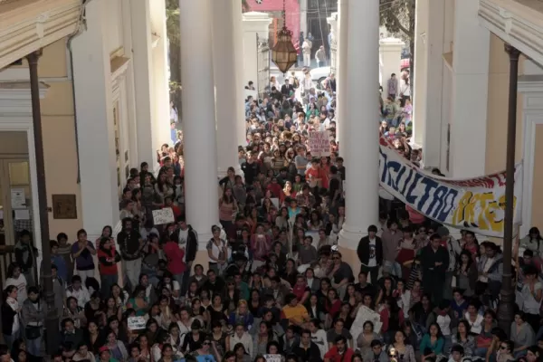 Las facultades siguen tomadas y los alumnos salen a las calles