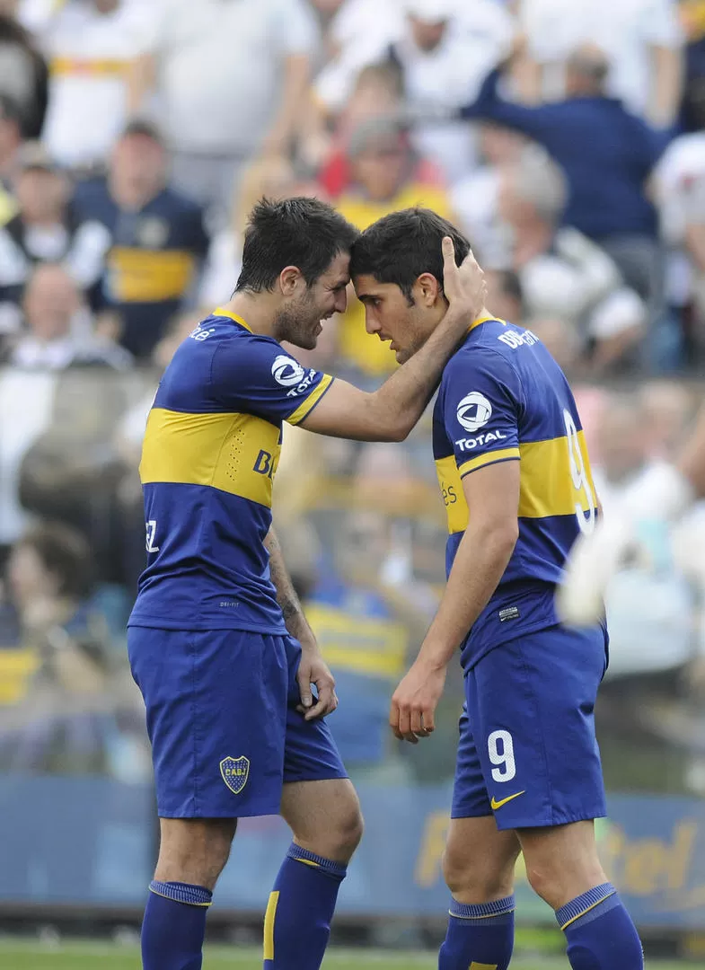 CABEZA A CABEZA. Martínez felicita a Blandi luego de que el 9 marcara el segundo y definitivo gol de Boca ante Vélez. DYN