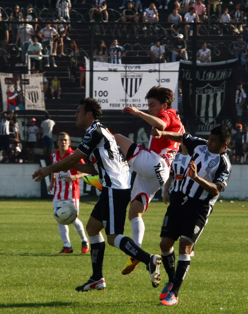 APRETADO. Dos defensores de Chaco For Ever tratan de encerrar a Becica durante el primer tiempo del partido de ayer.  