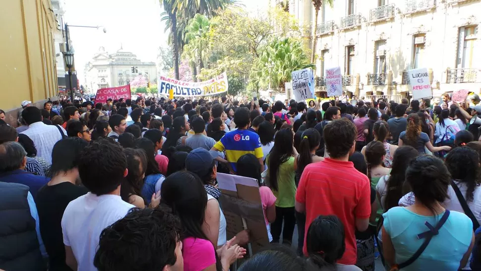 NUMEROSA MOVILIZACIÓN. Los estudiantes partieron del Centro Prebisch después de las 10. LA GACETA / FOTO DE JOSÉ INESTA VÍA MÓVIL