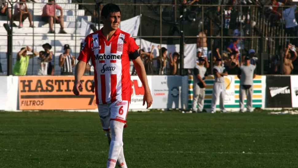 CAUDILLO. López comandó una zaga de San Martín que no tuvo fisuras ante un Chaco For Ever repetitivo y sin ideas claras. FOTO DE MIGUEL áNGEL ROMERO (ESPECIAL PARA LA GACETA)