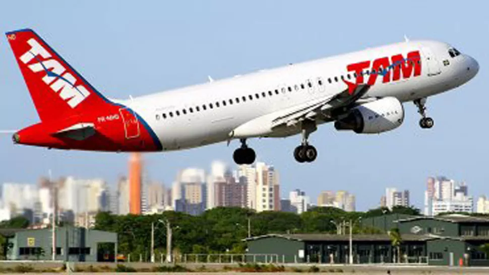 UN GRAN SUSTO. Los pasajeros se levantaron a la medianoch por los fuertes movimientos del avión. FOTO TOMADA DE INFOBAE.COM.AR