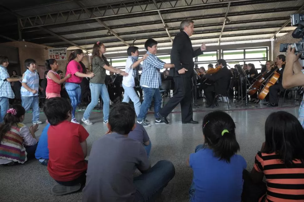 UNA FIESTA. El director de la Banda dirigió uno de los varios trencitos que se armaron en la escuela. LA GACETA / FOTO DE FRANCO VERA